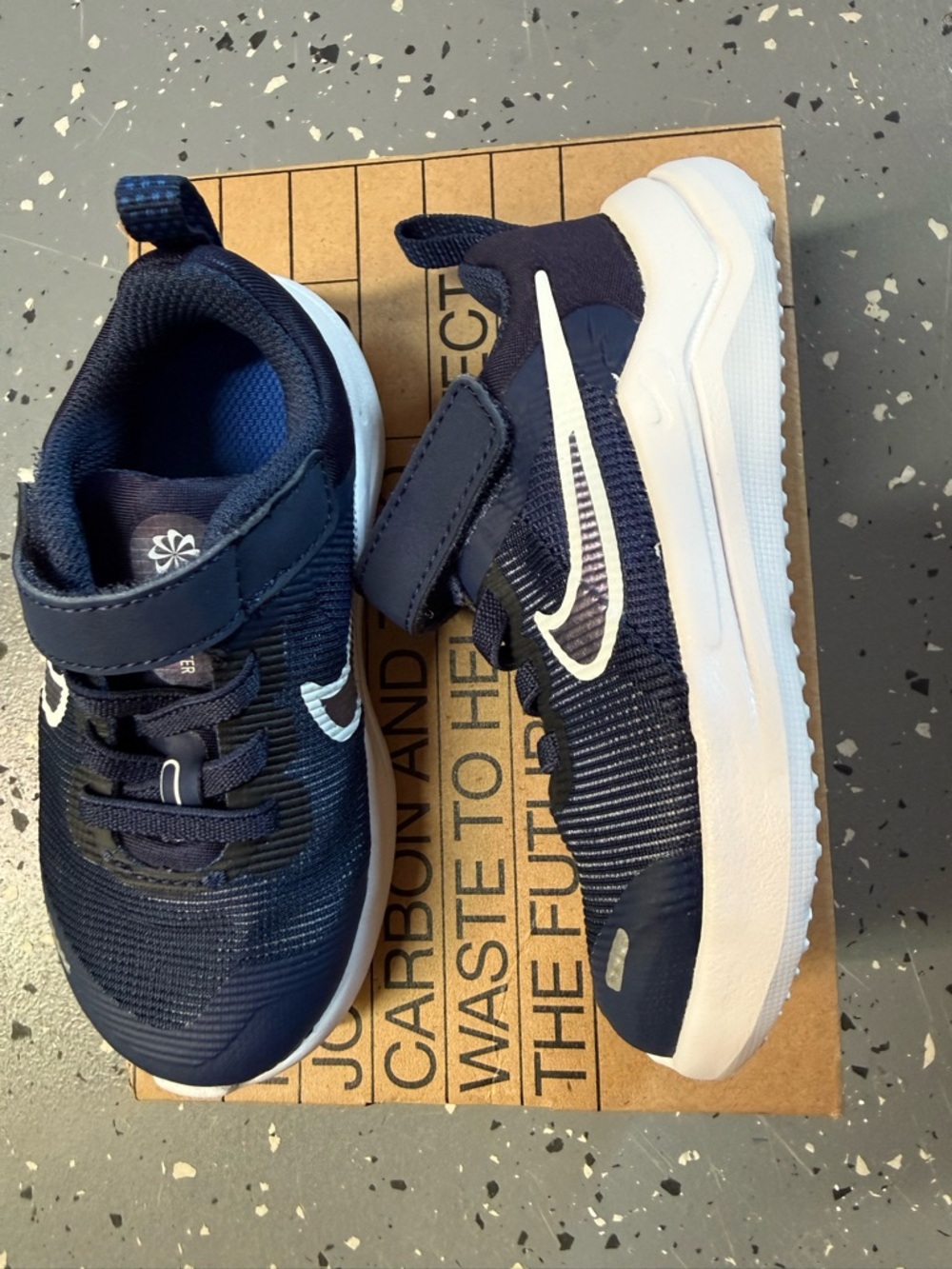 New Nike Sz 7 Kids Navy and White Athletic Shoes